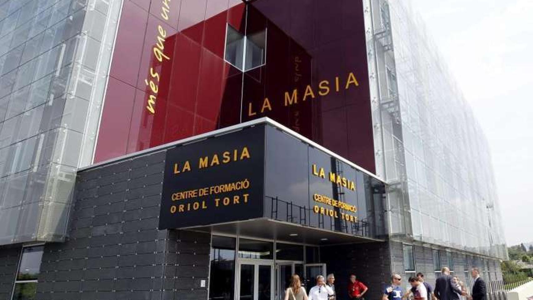 Personas entrando al edificio de La Masía del FC Barcelona