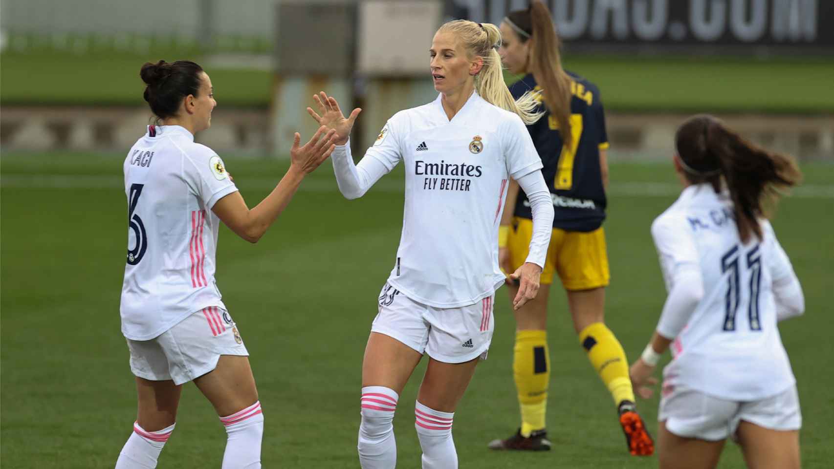 Sofia Jakobsson celebra su gol con el Real Madrid Femenino frente al Deportivo Abanca junto a Aurelie Kaci y Marta Cardona