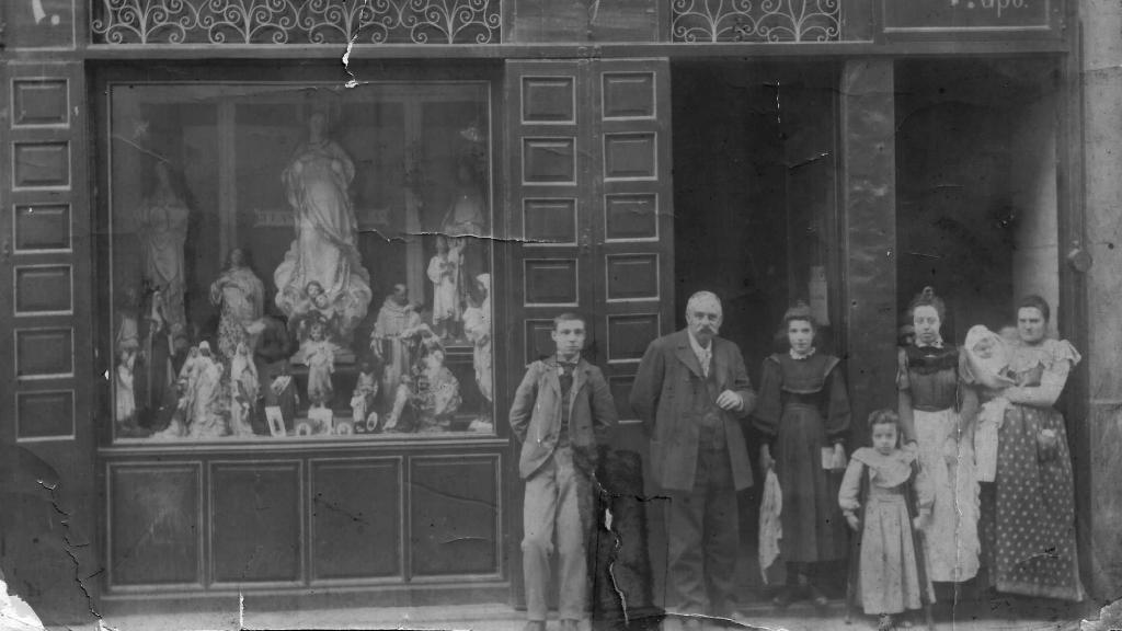 José Alsina Mascibí y su familia frente a la tienda en su inauguración.