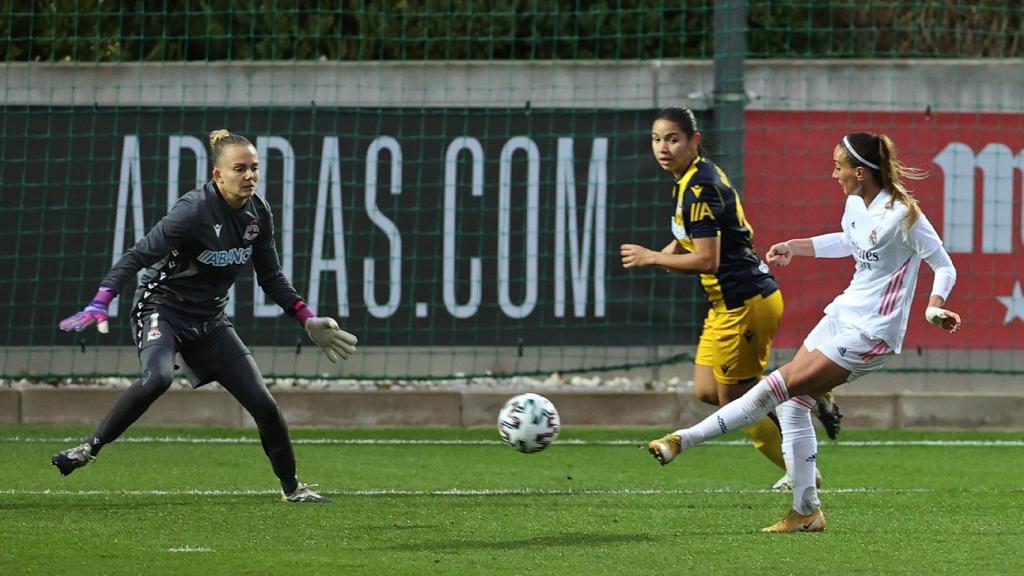 Asllani lanzando a portería en el Real Madrid Femenino - Deportivo