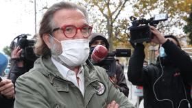 Pepe Navarro en las puertas de los juzgados de Plaza de Castilla.