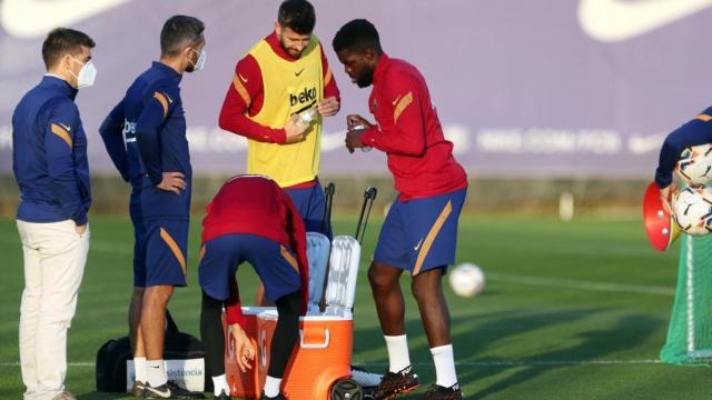 Entrenamiento del FC Barcelona con Piqué y Umtiti