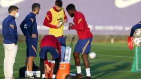 Entrenamiento del FC Barcelona con Piqué y Umtiti