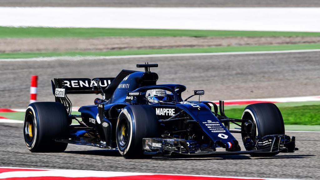 Fernando Alonso pilotando el Renault RS18 en el Circuito de Shakir