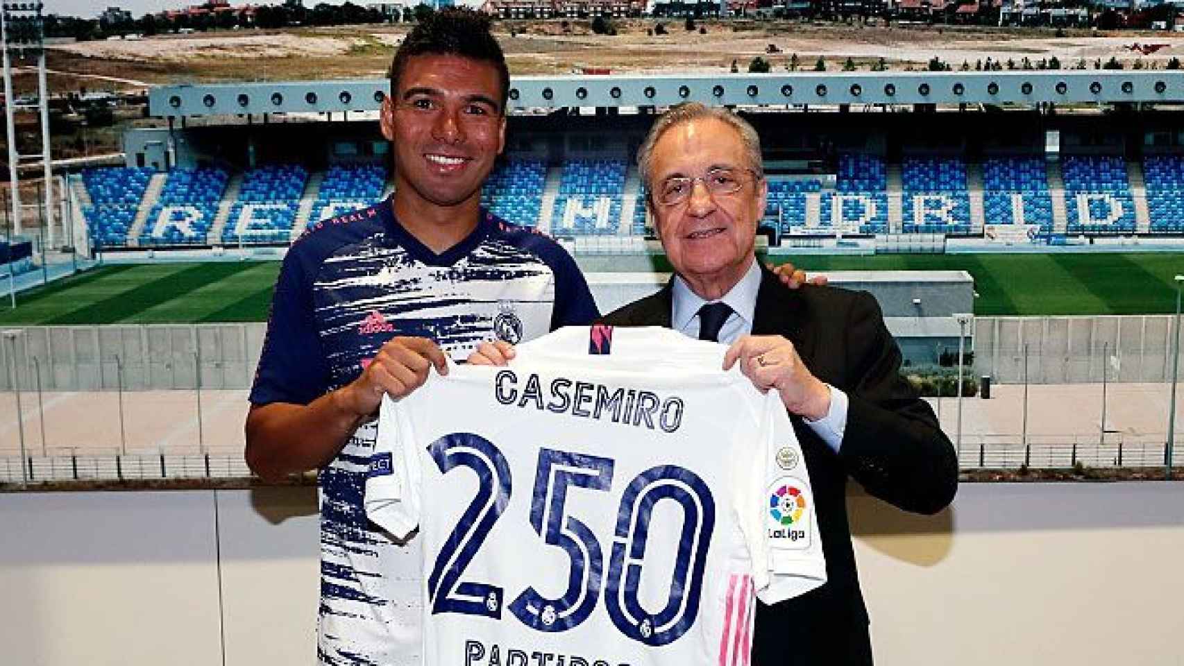 Casemiro y Florentino Pérez, junto a la camiseta conmemorativa de su partido 250 con el Real Madrid