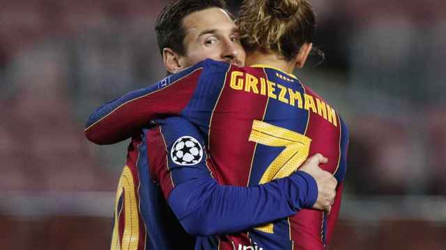 Abrazo de Messi y Griezmann para celebrar el gol del Barcelona en la Champions League
