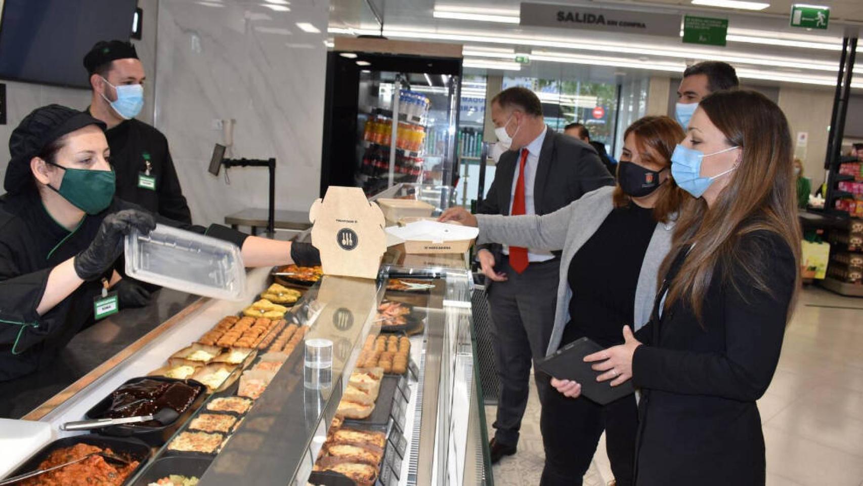 Visita de la alcaldesa de Talavera, Tita García, a la nueva tienda de Mercadona en la ciudad