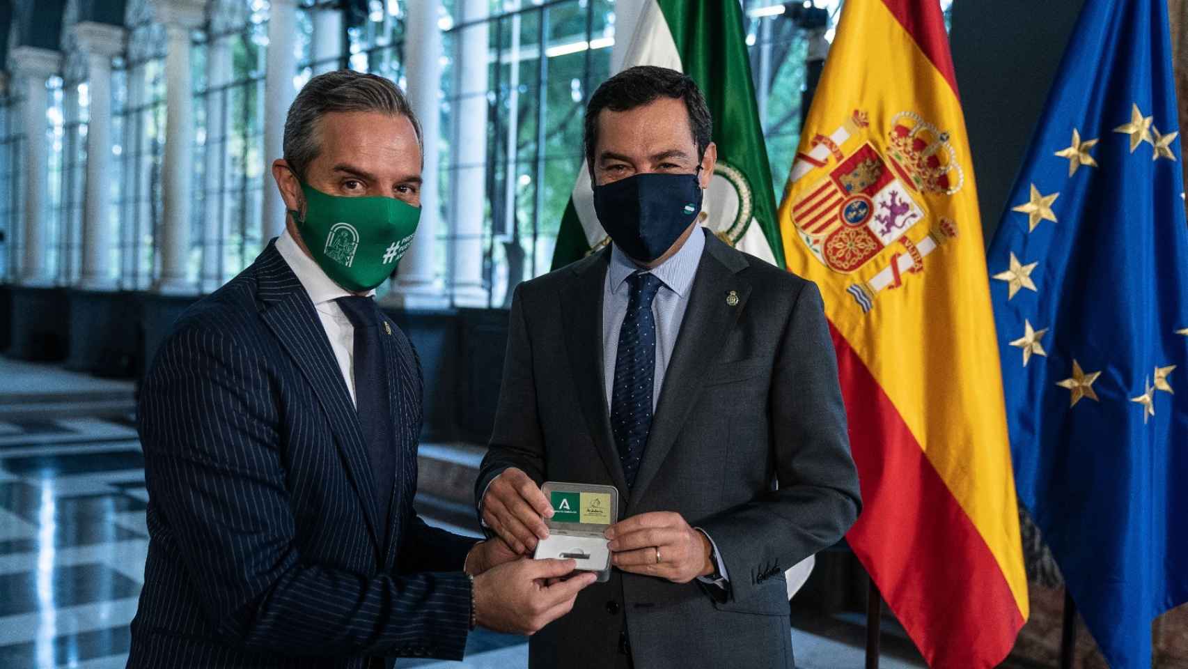 El consejero de Hacienda, Juan Bravo, y el presidente de la Junta de Andalucía, Juanma Moreno, cuando se aprobaron los presupuestos de 2021.