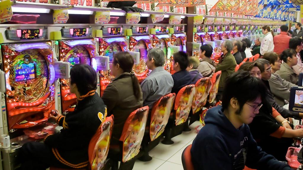 Sala de juegos pachinko en Tokio