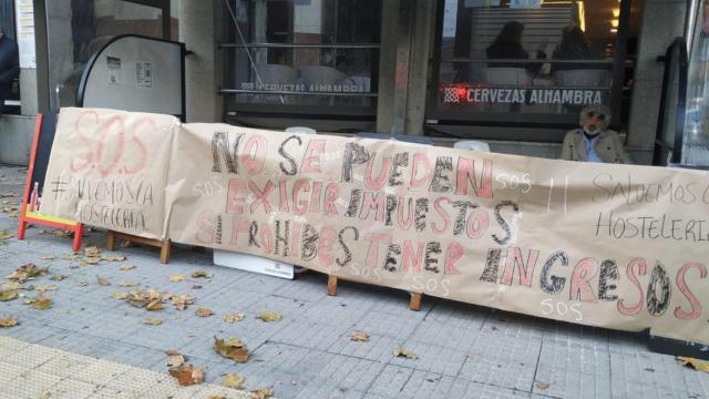 Cartel frente a los locales de Riazor