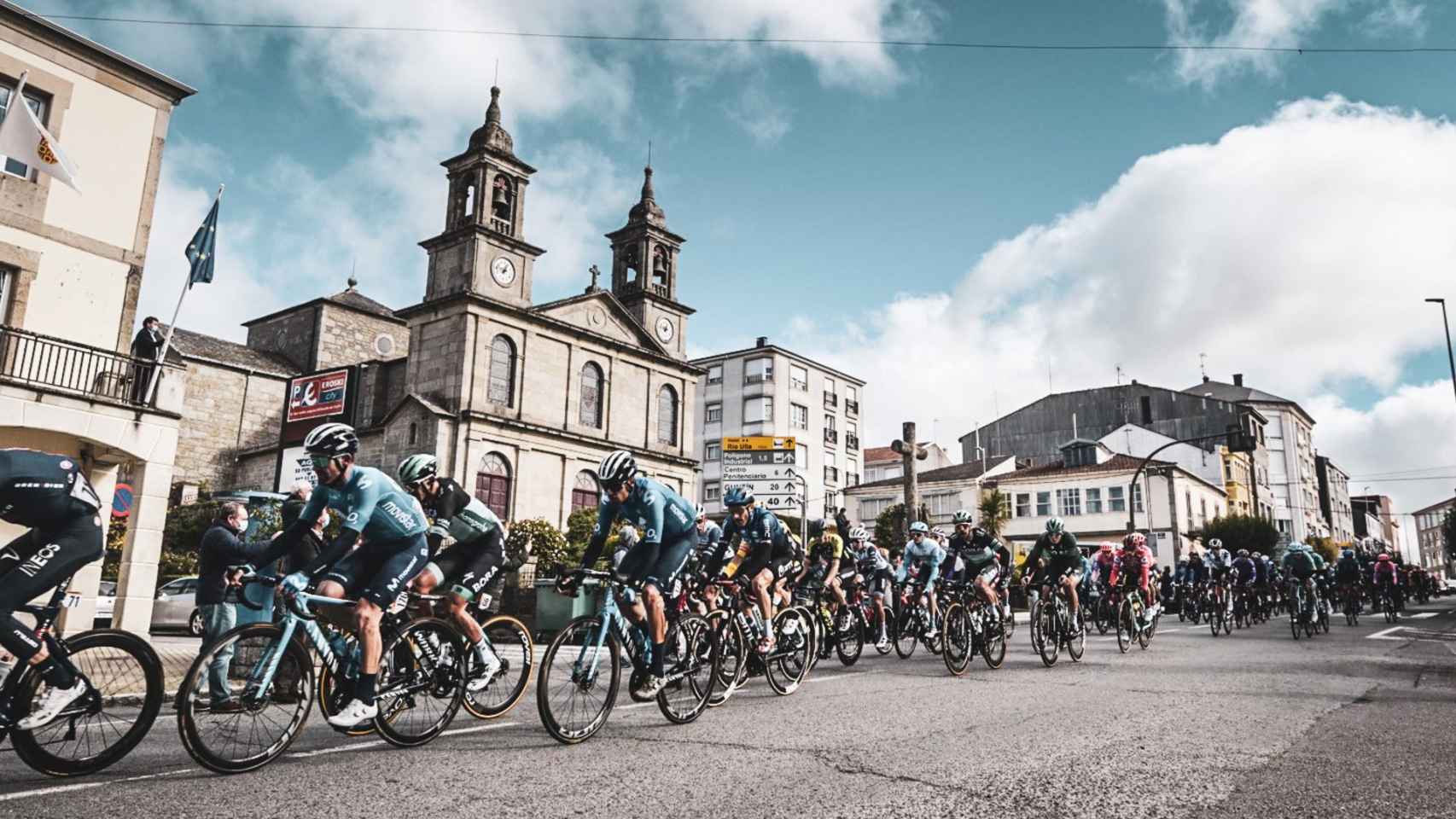 La Vuelta a España al paso por el centro de la villa de Monterroso.