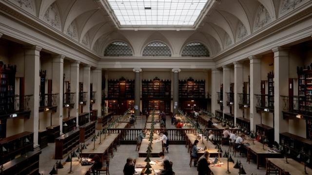 Una librería llena de estudiantes.