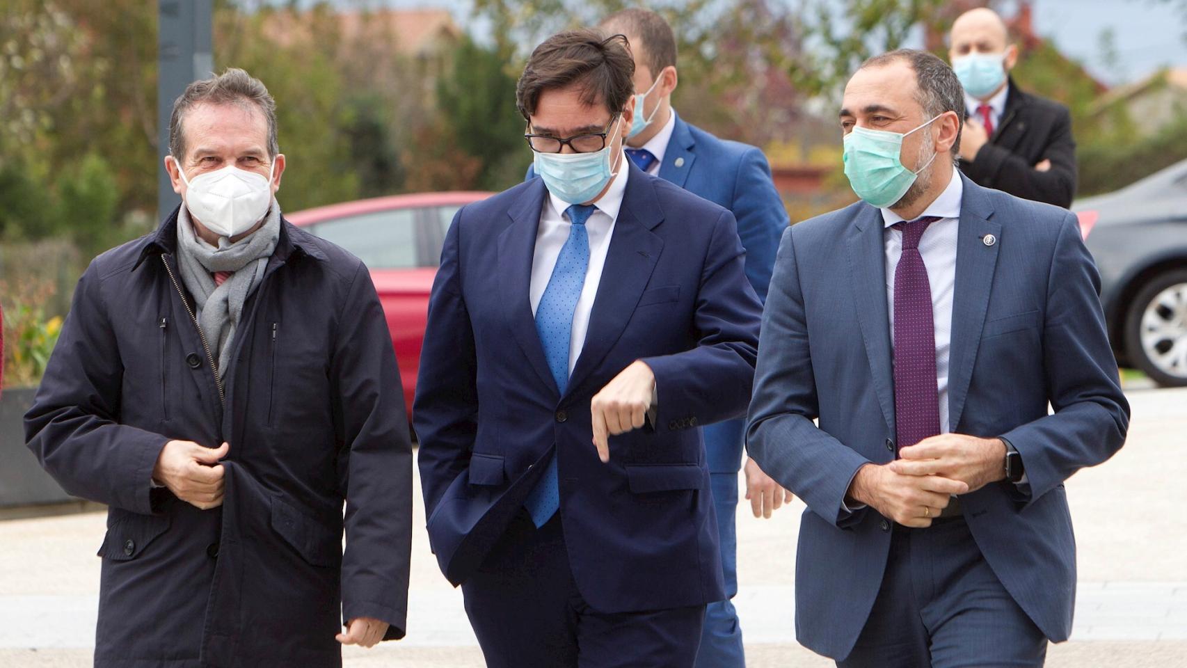 El ministro de Sanidad, Salvador Illa, visita el Hospital Álvaro Cunqueiro de Vigo acompañado por el alcalde de la ciudad, Abel Caballero, y el consejero de Sanidad de la Xunta de Galicia, Julio García Comesaña.