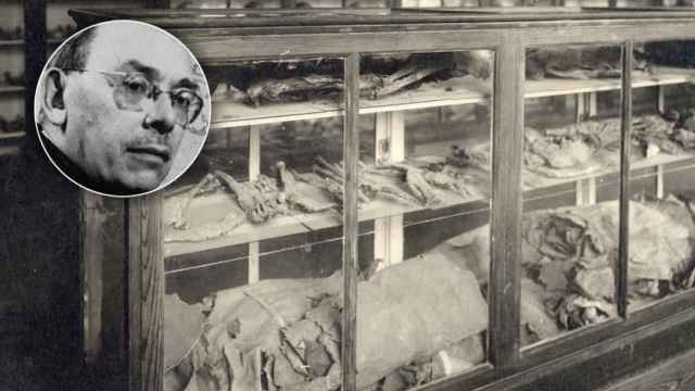 Earnest Hooton y restos de una momia guanche.