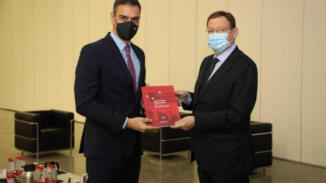 Pedro Sánchez y Ximo Puig, instantes antes del acto que protagonizaron juntos en Valencia. EE