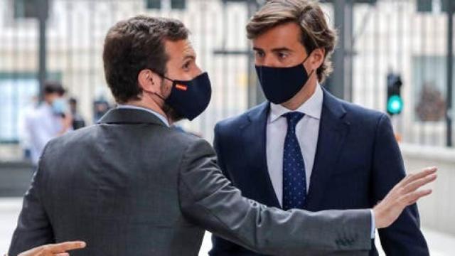 El presidente del PP, Pablo Casado, con el vicesecretario de Comunicación, Pablo Montesinos.