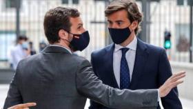 El presidente del PP, Pablo Casado, con el vicesecretario de Comunicación, Pablo Montesinos.