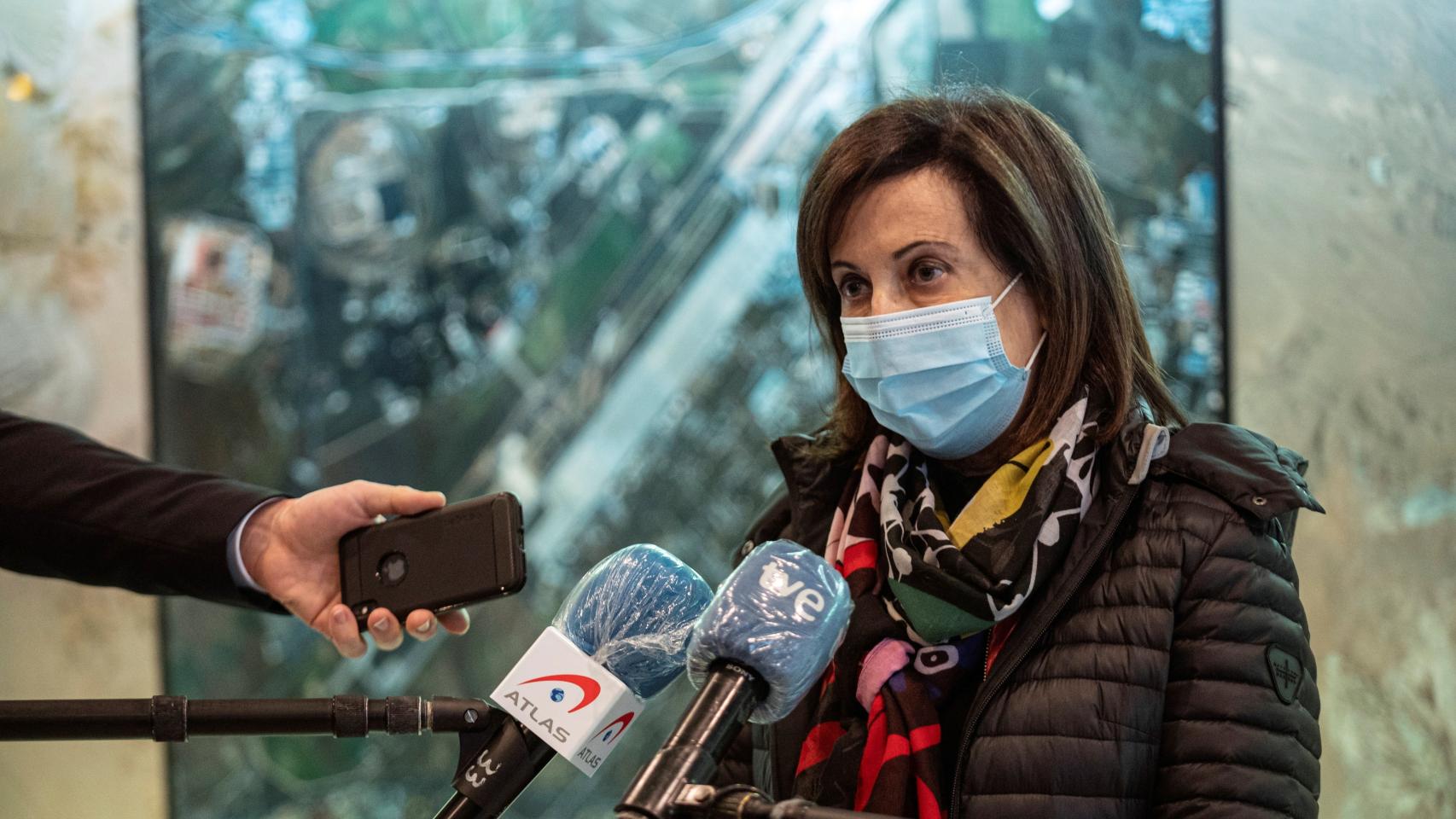 La ministra de Defensa, Margarita Robles, atiende a los medios durante su visita este jueves al Centro de Satélites de la Unión Europea en la Base Aérea de Torrejón de Ardoz.