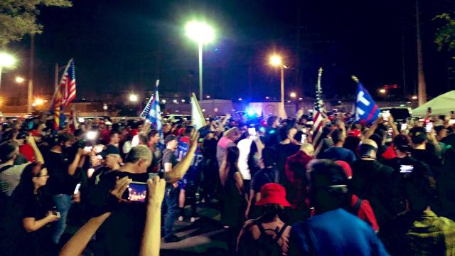 Manifestantes en Phoenix contra el fraude en las elecciones.