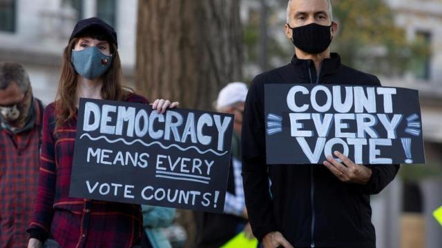 Las protestas este miércoles después de que Trump pidiera parar el recuento de votos.