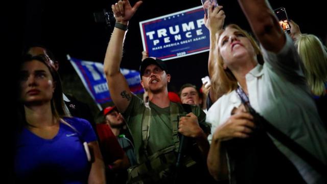 Seguidores de Trump, algunos de ellos con armas de fuego, protestan en Maricopa, en Phoenix, Arizona.