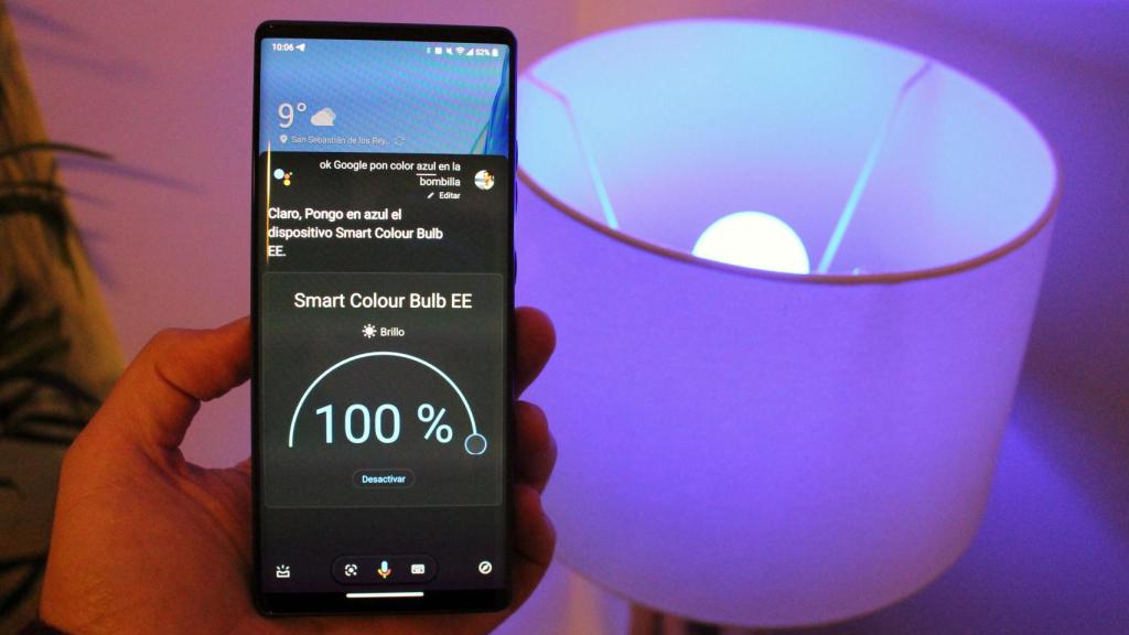El Asistente de Google cambiando el color de la bombilla.