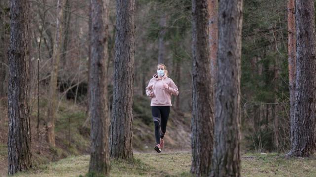 Mujer corriendo correr running bosque mascarilla