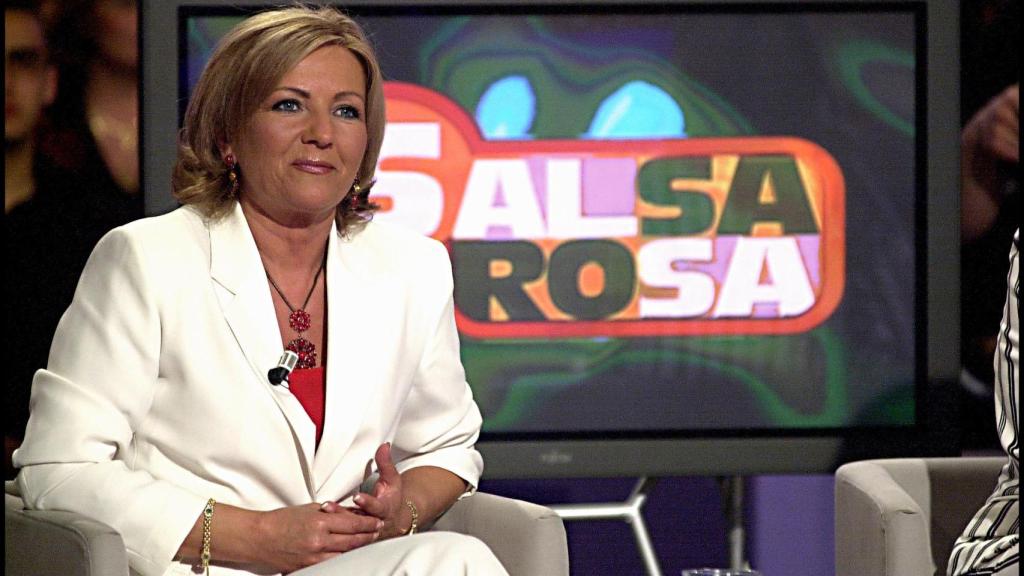 Camila Naranjo sentada en el plató del extinto 'Salsa rosa' en 2003.