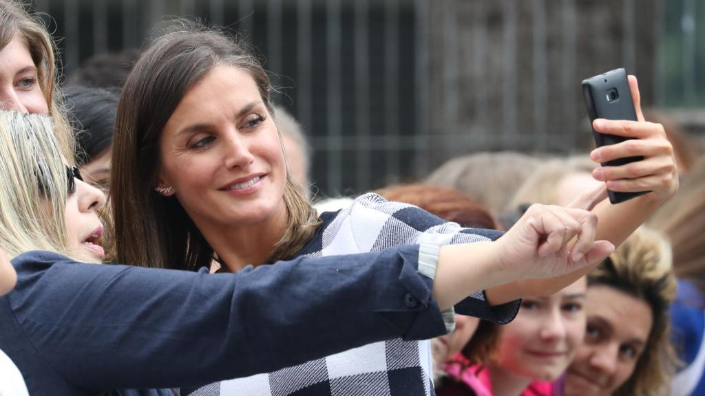 Letizia es la Reina de la era tecnológica, por lo que ha tenido que adaptarse a los WhatsApp y los 'selfies'.