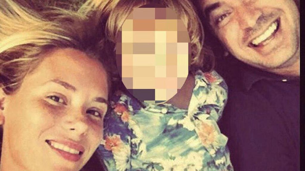 Arturo Valls, su hijo y mujer, en uno de sus últimos viajes.