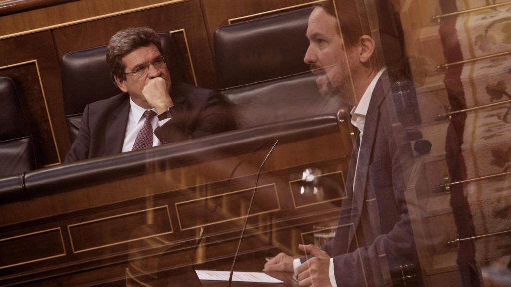 El vicepresidente segundo del Gobierno, Pablo Iglesias, y el Ministro de Inclusión, Seguridad Social y Migraciones, José Luis Escrivá, en el Congreso.