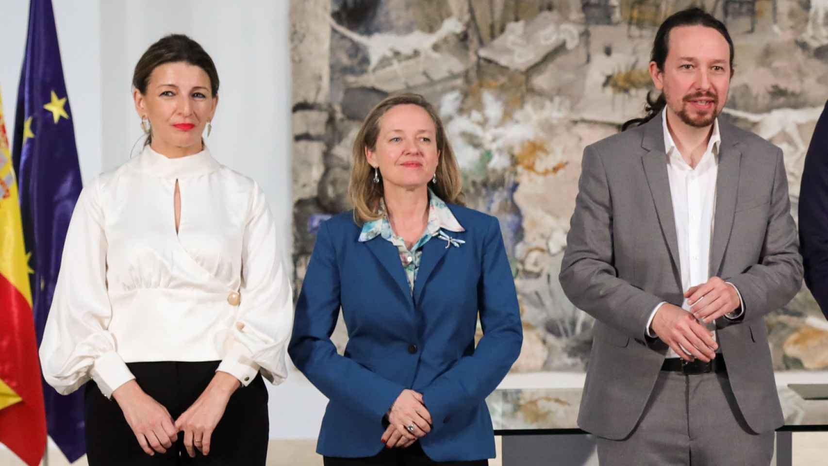 Yolanda Díaz, ministra de Trabajo, y Nadia Calviño, vicepresidenta Económica, junto a Pablo Iglesias en Moncloa.
