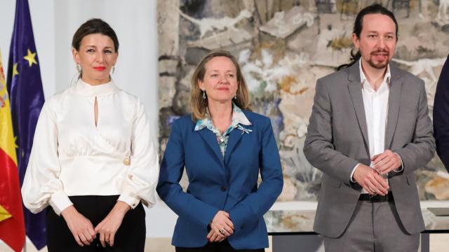 Yolanda Díaz, ministra de Trabajo, y Nadia Calviño, vicepresidenta Económica, junto a Pablo Iglesias en Moncloa.