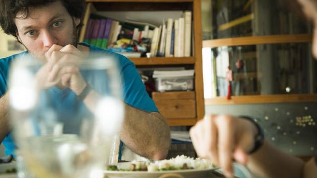 Una pareja comiendo.