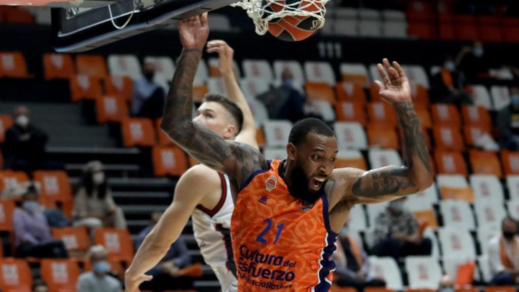 Williams celebra la canasta del Valencia ante el Milano