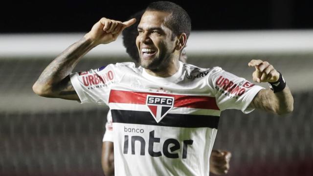 Dani Alves durante un partido con Sao Paulo