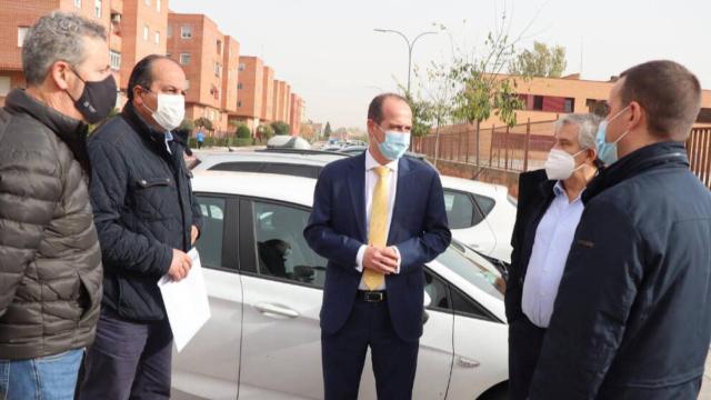 El alcalde de Guadalajara, Alberto Rojo, en el barrio Manantiales. Foto: Europa Pres