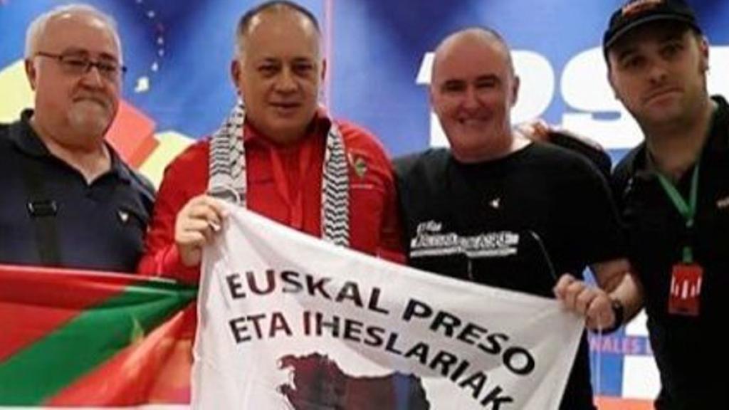 Diosdado Cabello, junto a Agustín Otxotorena y otros militantes separatistas vascos, en Caracas.