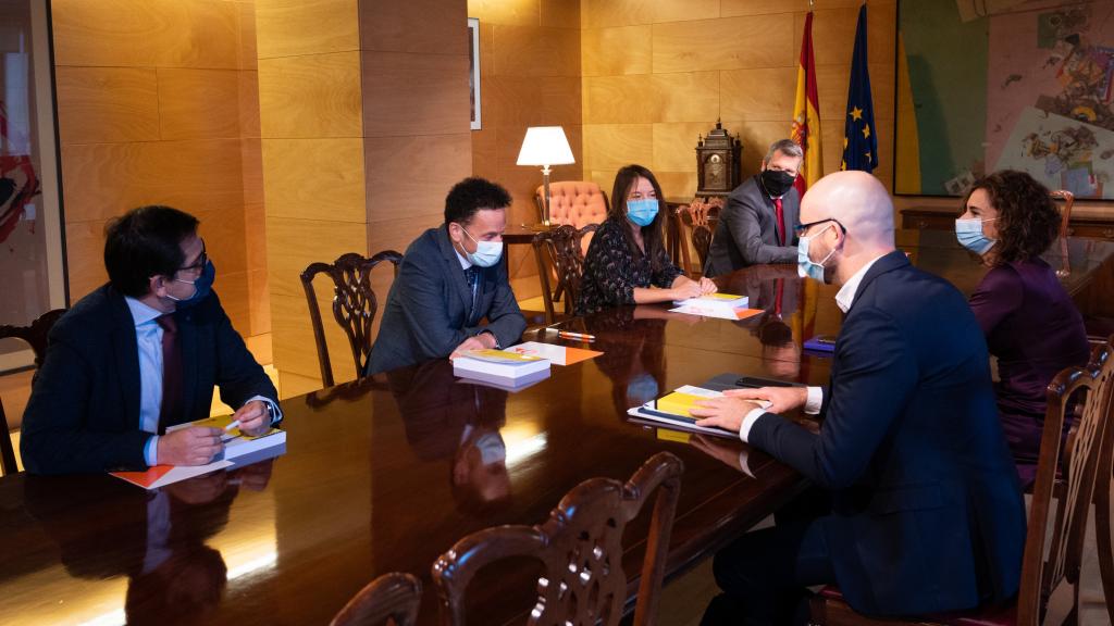 Edmundo Bal, al frente de la delegación de Cs, frente a Montero y Álvarez, por el Gobierno.