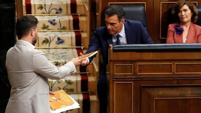 Gabriel Rufián entrega a Pedro Sánchez un libro de cuentos escrito por Oriol Junqueras.