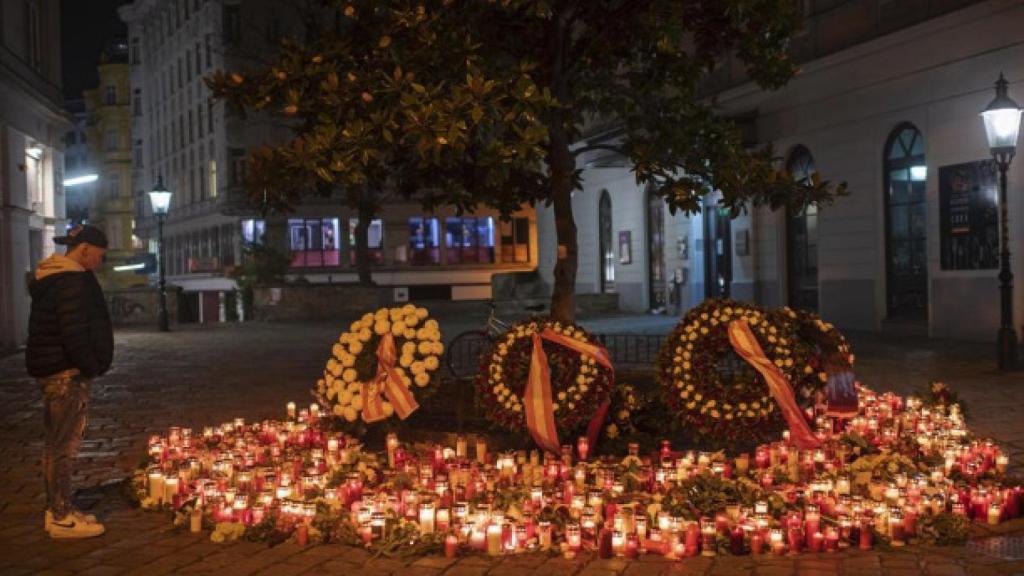 Ofrenda en el lugar del atentado terrorista en Viena.