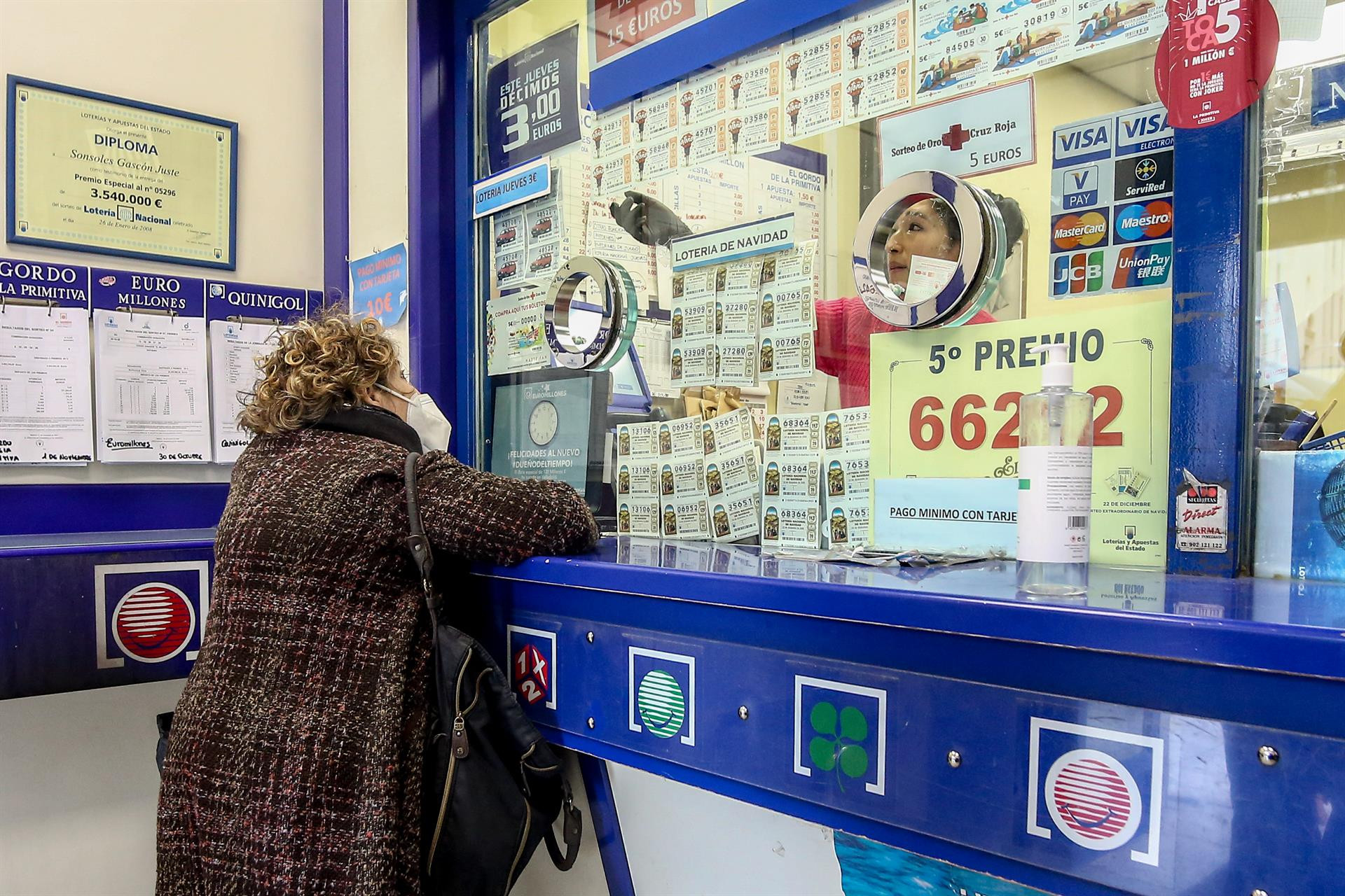 Imagen de archivo de una persona comprando en una administración de lotería.