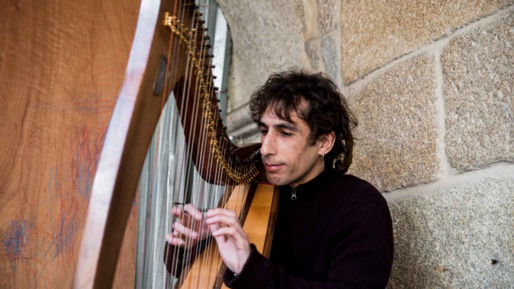 David Muñiz tocando el arpa en el festival Nun Local.