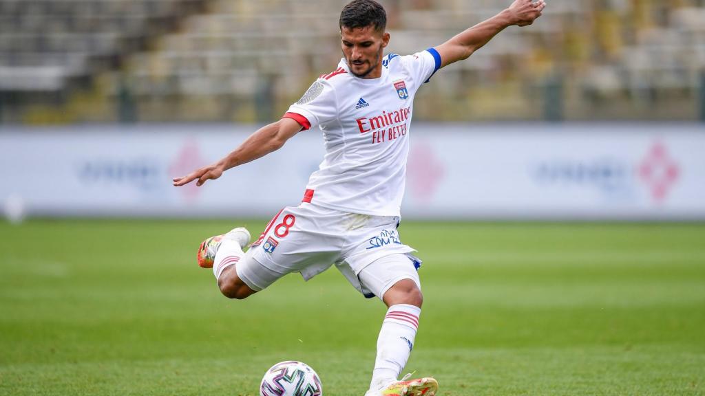 Aouar golpeando un balón durante un partido del Olympique de Lyon