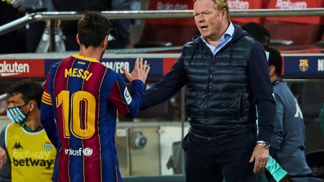 Koeman y Messi se saludan tras vencer al Betis