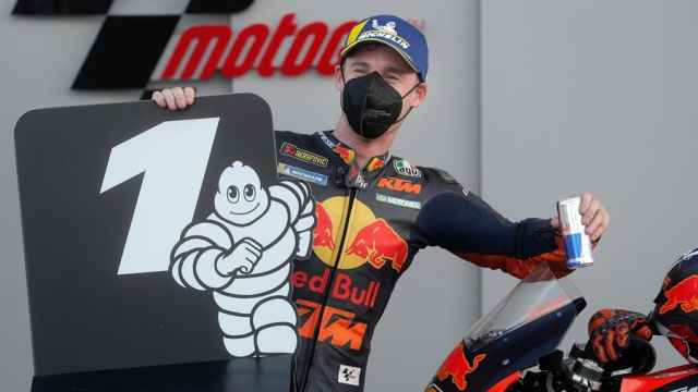 Pol Espargaró celebra su primera posición en la parrilla de salida del Gran Premio de Europa.