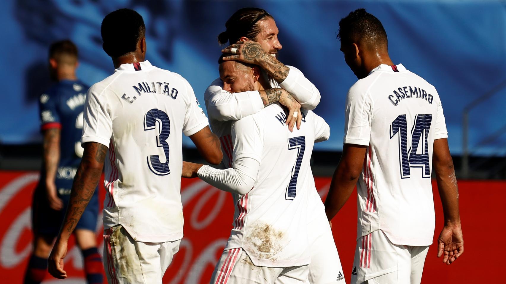 Hazard y Casemiro celebran un gol con Sergio Ramos