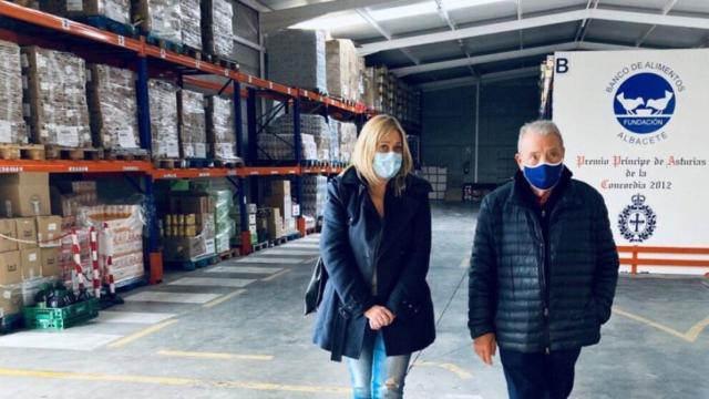 Carmen Picazo y José Antonio García en el Banco de Alimentos de Albacete