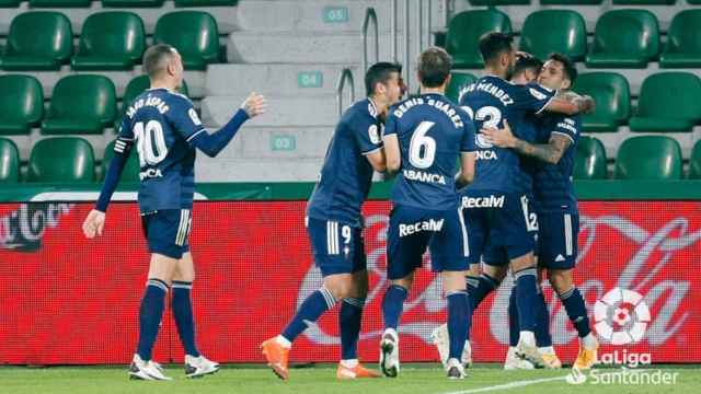 Los jugadores celestes celebran con Santi Mina el gol del empate