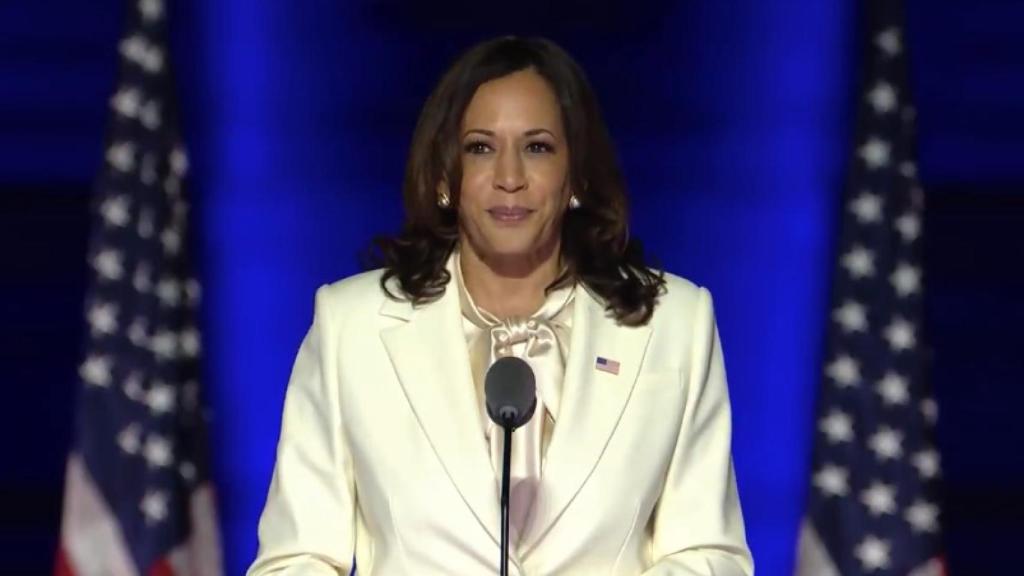 Kamala Harris, con la bandera de EEUU, al fondo.